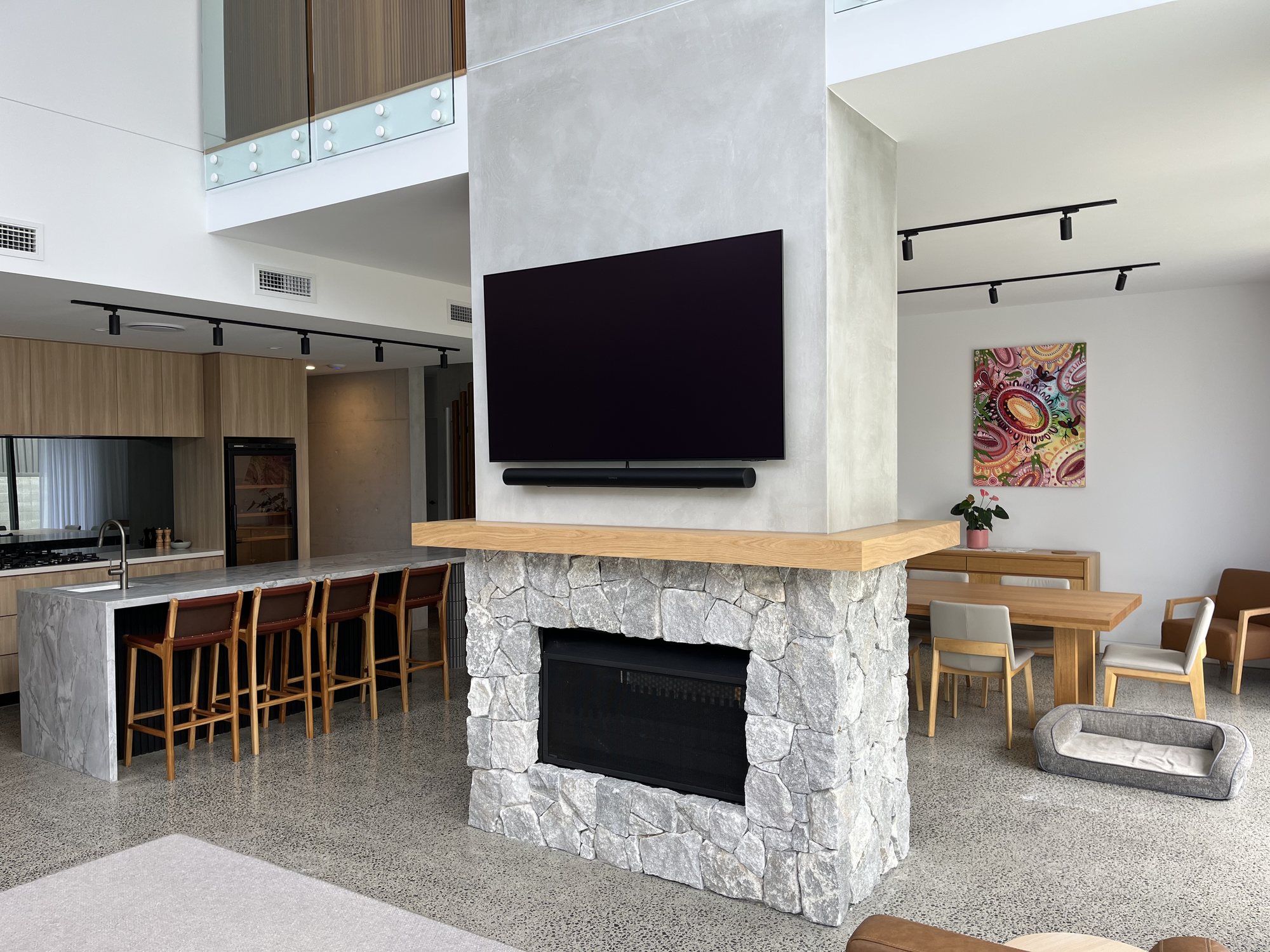 Natural stone clad fireplace with TV wall in open plan living – Stone Cladding Sunshine Coast Natural stone clad fireplace with TV wall in open plan living - Stone Cladding Sunshine Coast